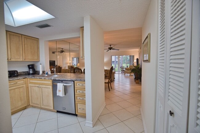Photo - Seasonal Short-Term First Floor Condo in Pinebrook Lake Club Community with Community Pool! Unidad 6
