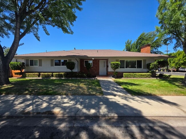 Single story home close to freeway access! - Single story home close to freeway access!