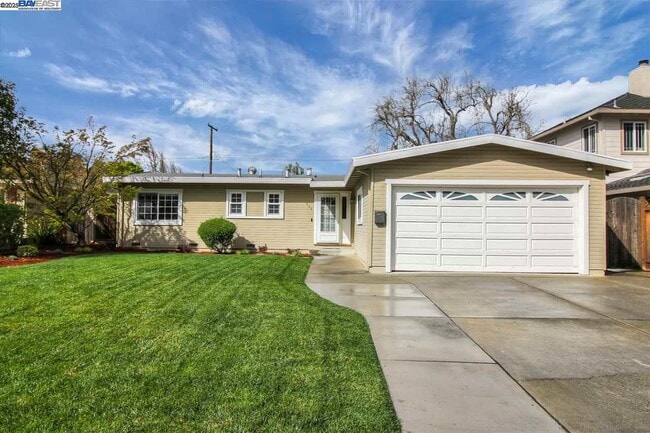 Building Photo - 623 Pineview Dr
