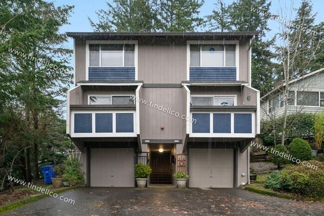 Building Photo - Three-Level Condo Near Multnomah Village – Comfortable Living with Room to Spread Out!