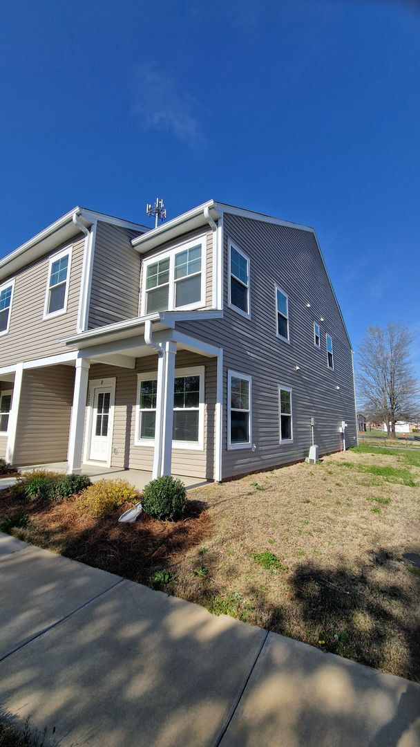 Building Photo - Brand New End-Unit Townhome | 3 BR/2.5BA | 1-Car Garage | Near Downtown Mooresville