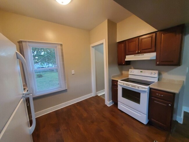 2 Bedroom, 1 Bathroom home with front porch and fenced yard! - 2 Bedroom, 1 Bathroom home with front porch and fenced yard!