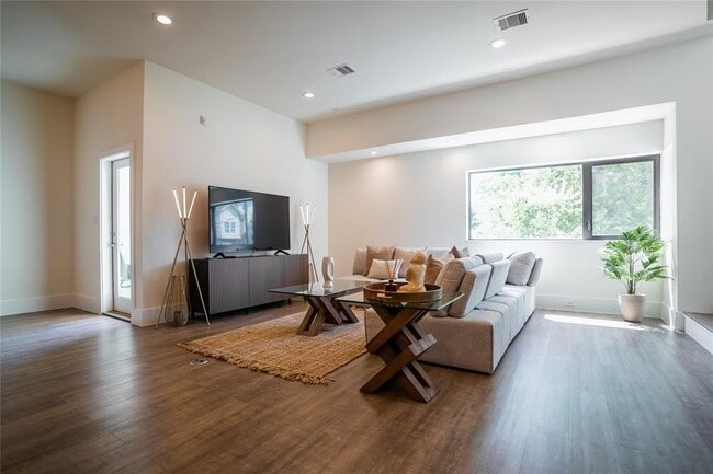 Photo - 2212 Francis St