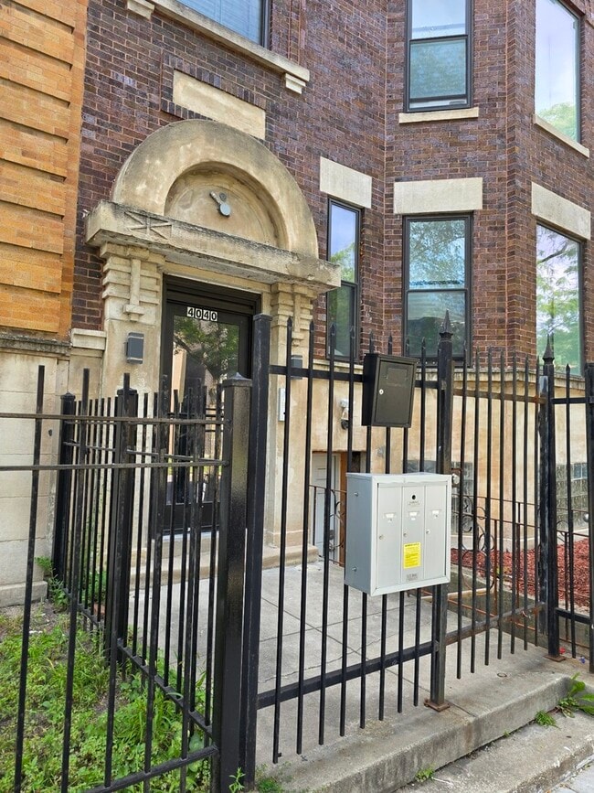 Building Photo - 4040 S Calumet Ave Unit 3 Rental