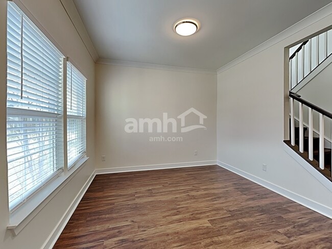 Photo - 136 Thames Valley Dr