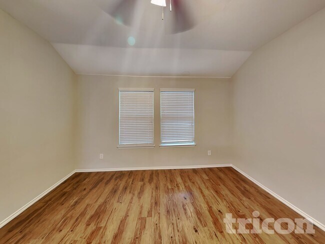 Photo - 3025 Iris Dr