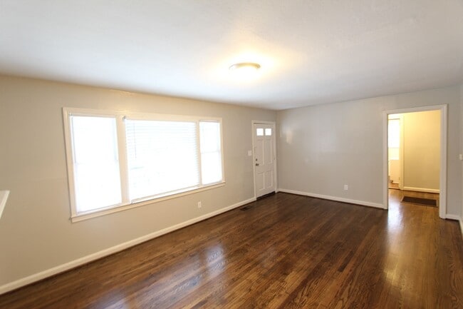 Large and Cute 4BR 2BA Eastlake Home in Mo... - Large and Cute 4BR 2BA Eastlake Home in Mo...