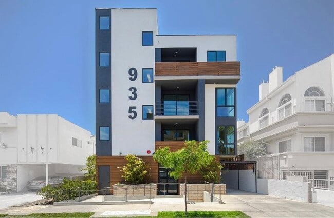 Building Photo - 935 N Hudson Ave Unit 402