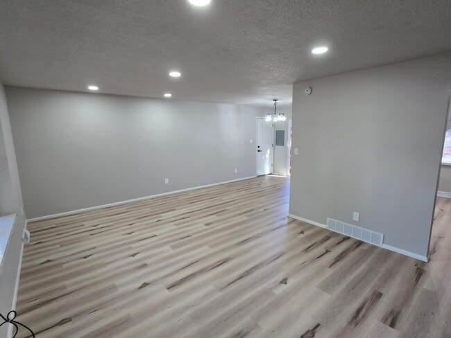 Sala de estar - 4711 Bella Dr