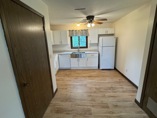 Kitchen - 4831 Tama St Unit 4
