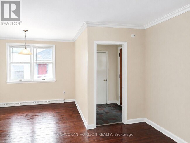 Photo - 20407B Leslie St