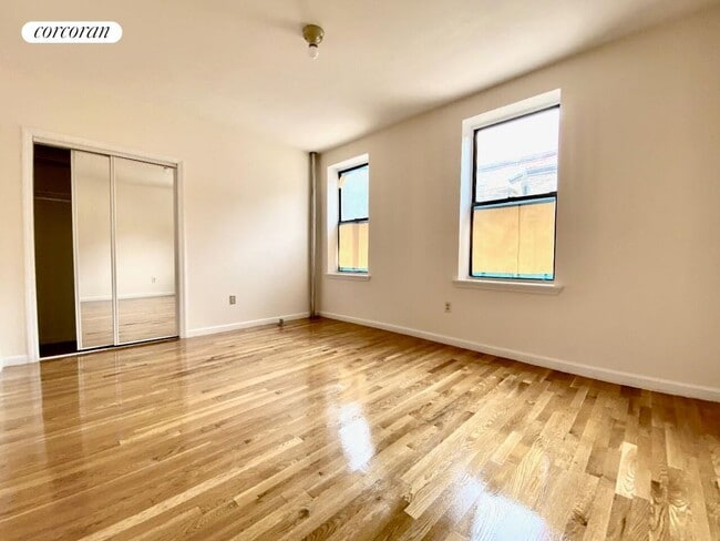 Photo - 585 Isham St