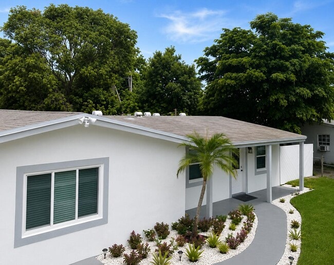 Building Photo - 1558 NW 5th Ave