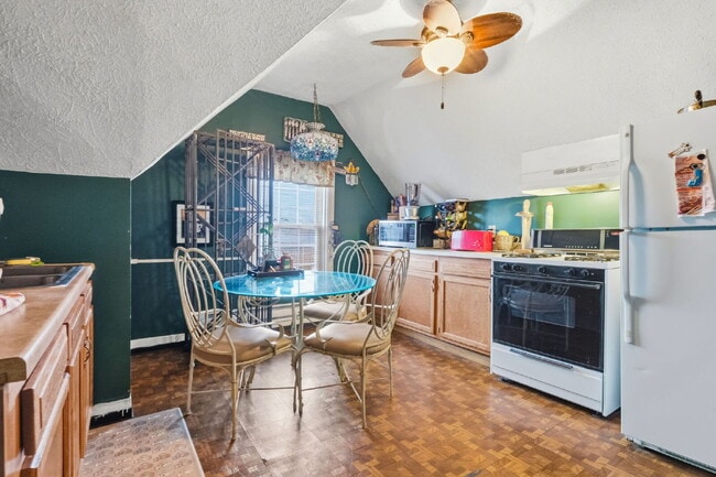 Photo - Bright Two Bedroom Apartment with Gas, Water, Sewage and Trash included! Unit Apt. 3