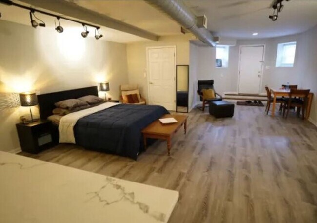Photo - Beautiful Large Studio in the Heart of Wicker Park Unit Garden