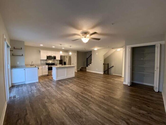 Photo - 205 Red Oak Ct