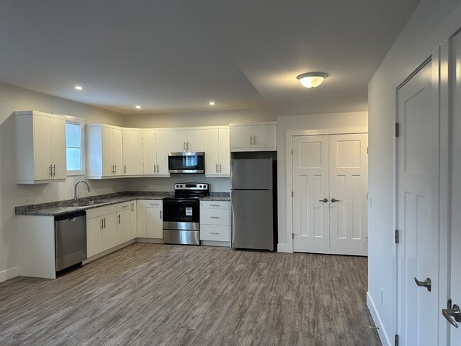 Photo - 8215-B-881A 81a St