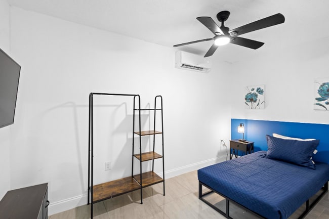 Photo - 1824 Lake St