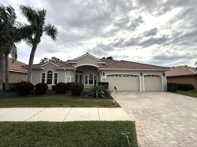 Building Photo - Luxurious 4 Bedroom 3 Bath Lakefront Pool Home W/3-Car Garage