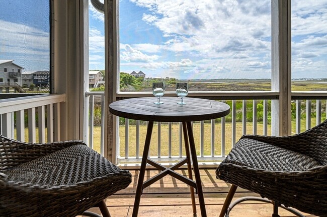 Building Photo - SUMMER FURNISHED MONTHLY BEACH RENTAL AVAILABLE