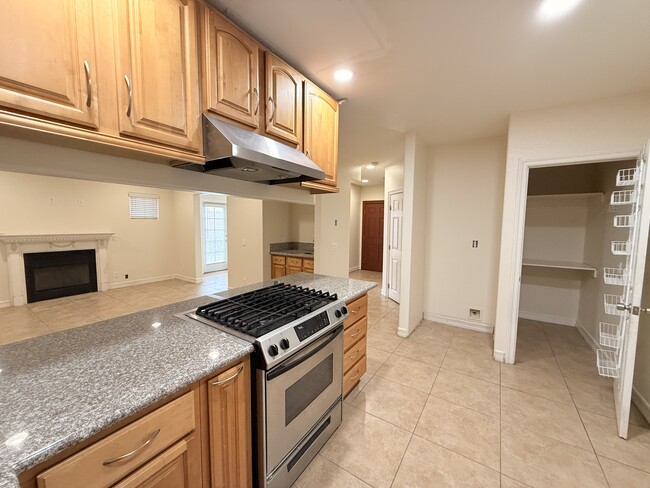 Kitchen with walk-in pantry - 1334 S Grand Ave