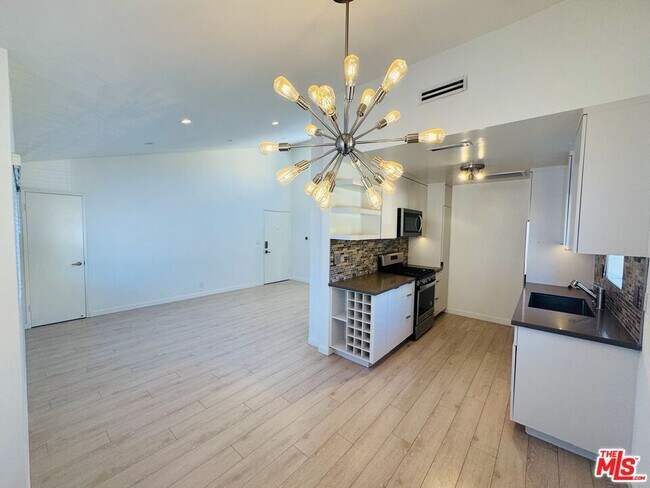 Photo - 1237 N Ogden Dr Unidad 3