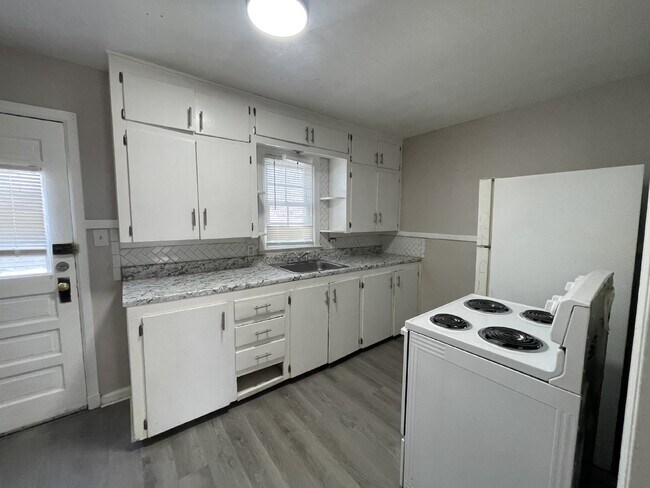 Photo - Spacious 1 Bedroom, 1 Bathroom Apartment- ... Unit 3