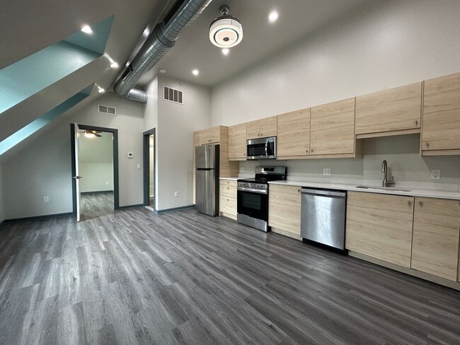 Building Photo - 50 E Utica St Unit 3D