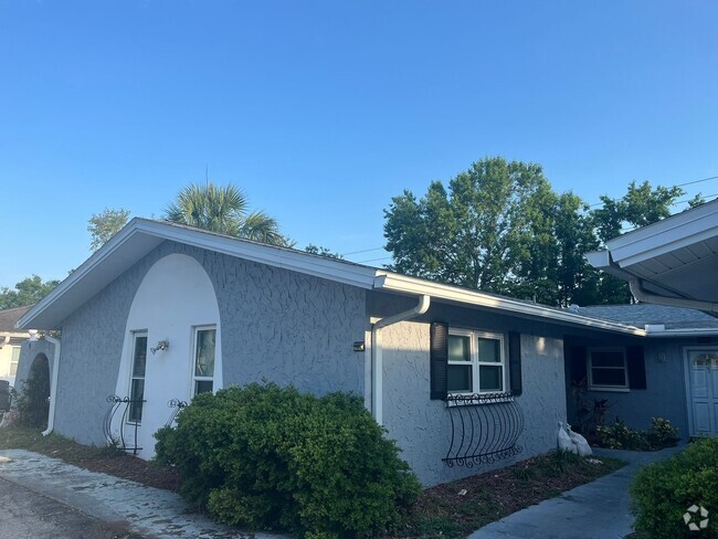 Building Photo - 2/1 UPDATED UNIT in a Triplex Rental