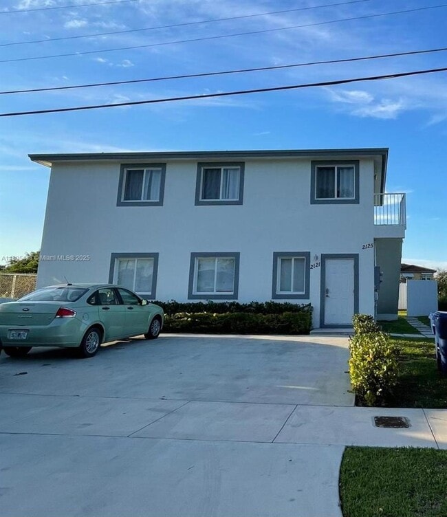 Building Photo - 3 bedroom in Miami FL 33142