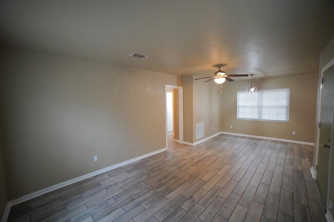 Photo - 926 Apache St