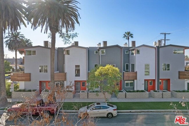 Photo - 857 N Detroit St