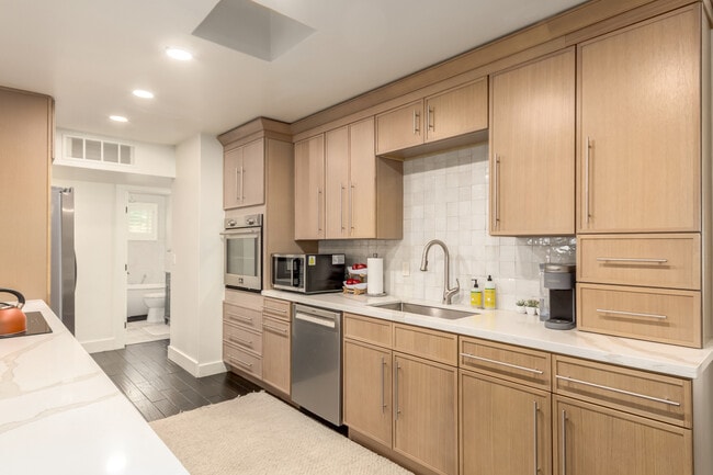 Building Photo - 1935 E Coolidge St