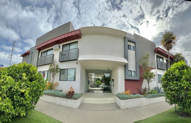 Building Photo - 3510 Clarington Ave Unit 06 Rental