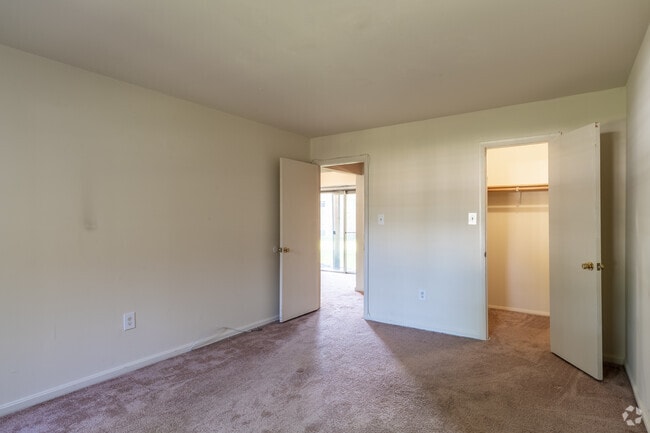 1BR, 1BA - 738SF - Bedroom - Windsor Regency Apartments