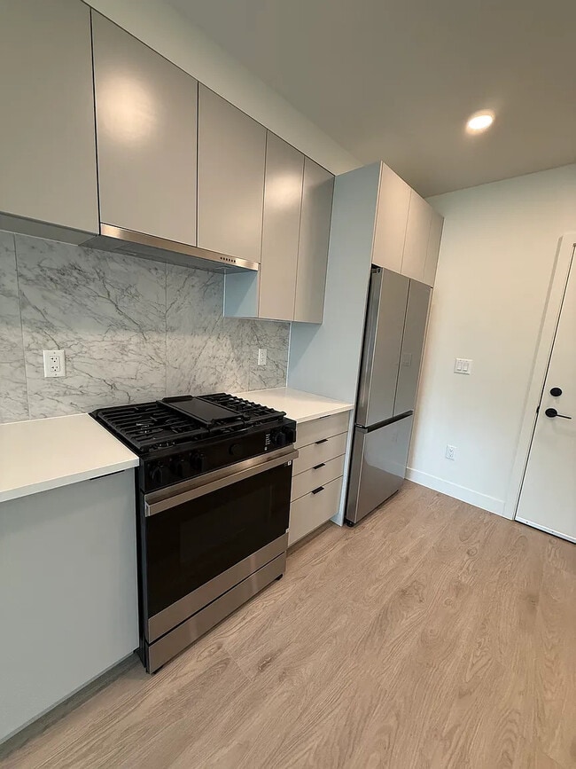 Photo - 13238-13105 105 Ave