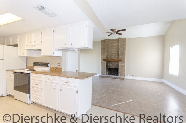 Photo - HUGE 3 bedroom townhouse off Sunset AVAILA...