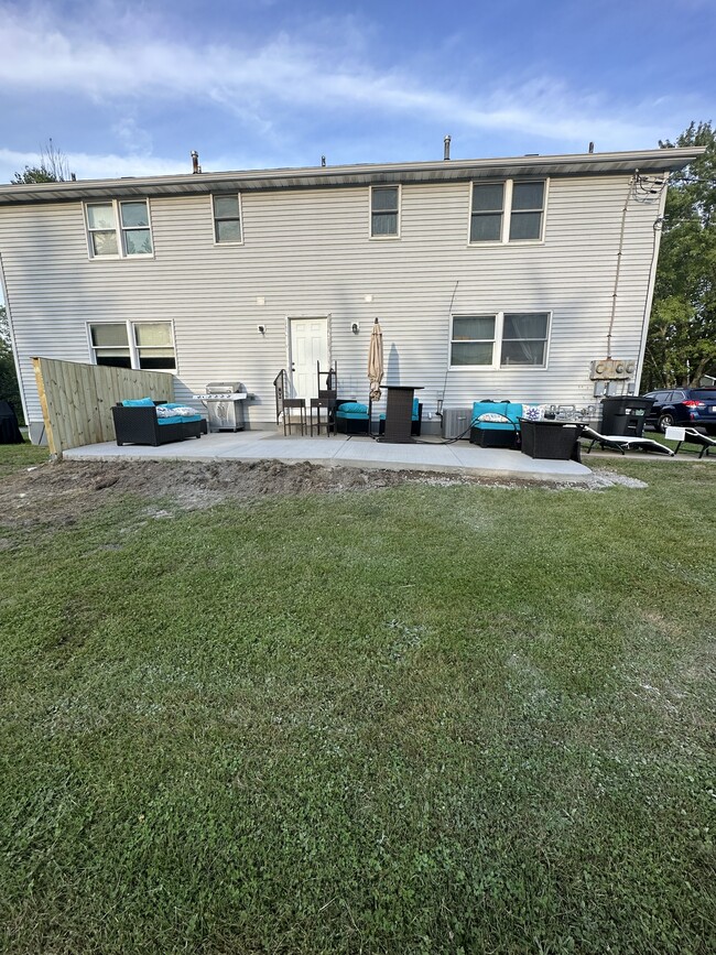 Parte trasera del edificio con patio - 7041 Clinton St