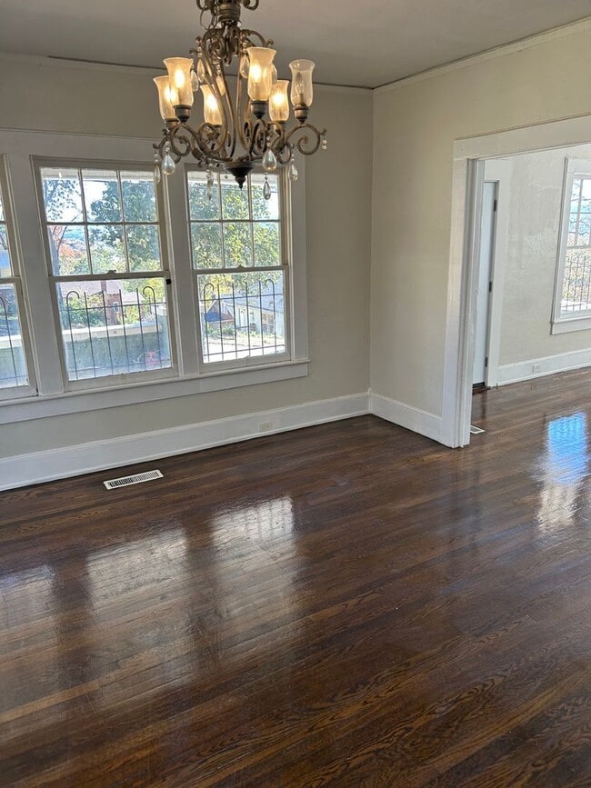 Building Photo - Newly Renovated 4 Bedroom Home / College H...