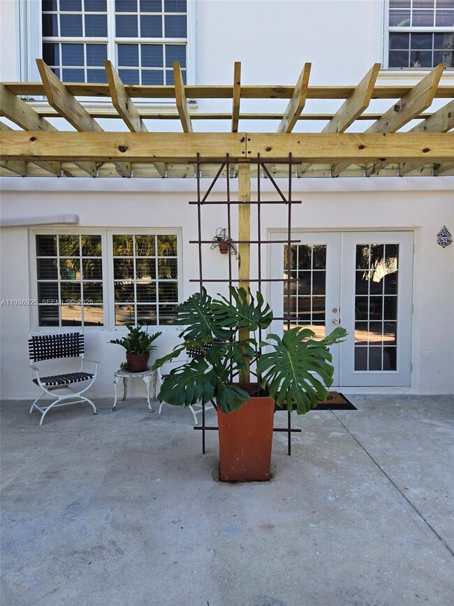 Building Photo - 6920 SW 82nd Ct Unit 2