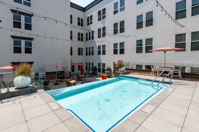 Outdoor Infinity Pool | The Mix at CTR City | Anaheim, CA Apartments