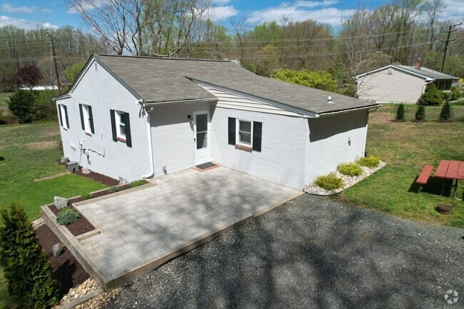 Building Photo - 211 Friendship Rd Rental