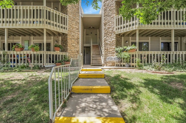 Building Photo - $1,795 - 2 Bed, 2 Bath Condo in Denver wit... Unit 9-202