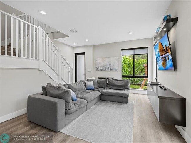 Photo - 340 SW 16th St