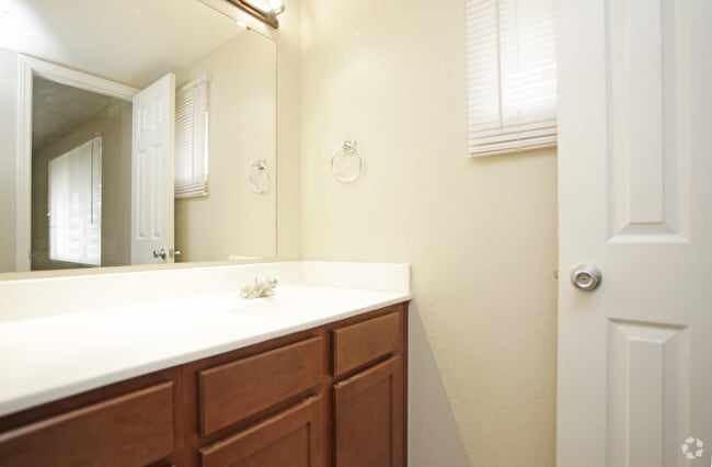 3BR, 1.5BA - 1100 SF