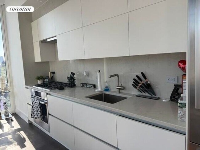 Photo - 222 E 44th St