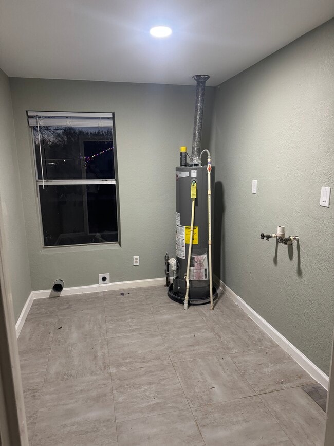 Photo - 105 N Avenue D