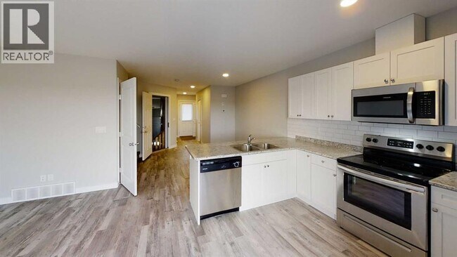 Photo - 9520-9113 113 Ave