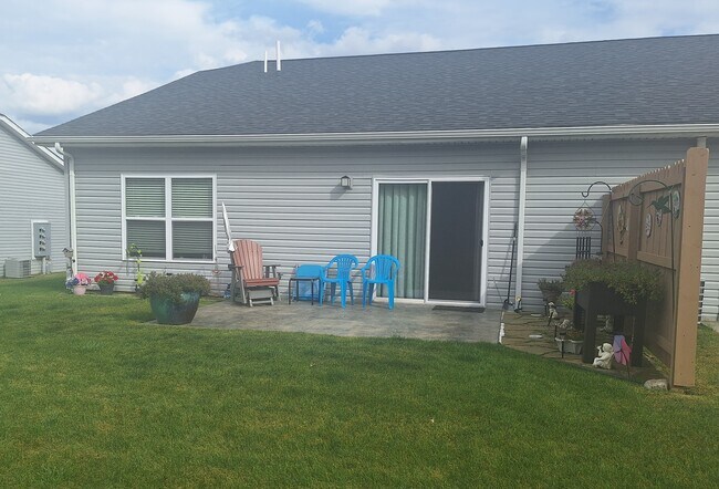 Backyard patio - 11269 Broadway St Unit Ledgestone village