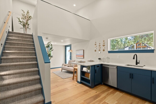 Building Photo - 960 NE Norton Ave